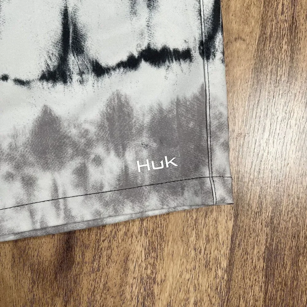 NWT HUK‎ Fishing Pursuit Salt Dye Volley Swim Trunks Board Shorts 5.5